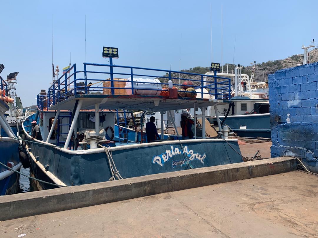 Embarcación Perla Azul amarrada en el muelle.